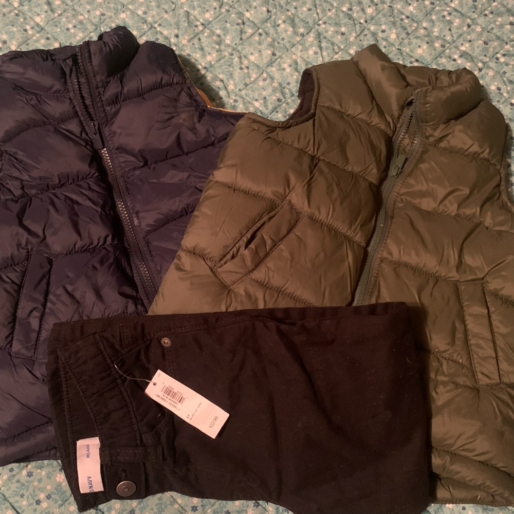 Old Navy Puffer Vests with Black Pants 5T